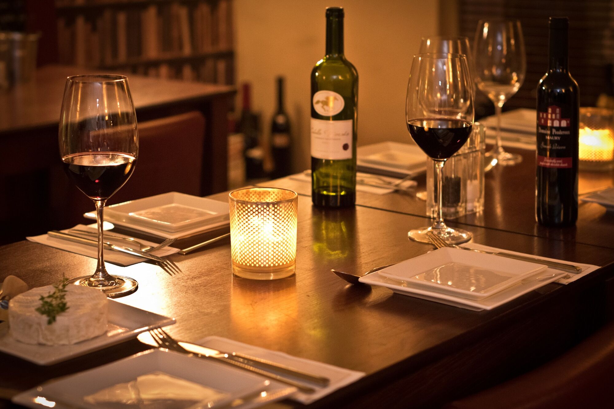 Table dressée aux chandelles au restaurant Les Remparts