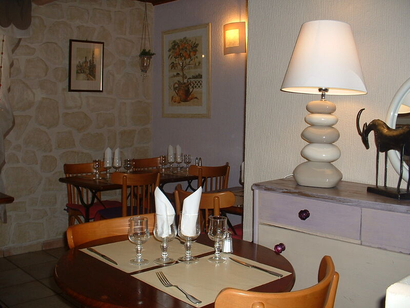 Salle en pierre du restaurant Les Remparts
