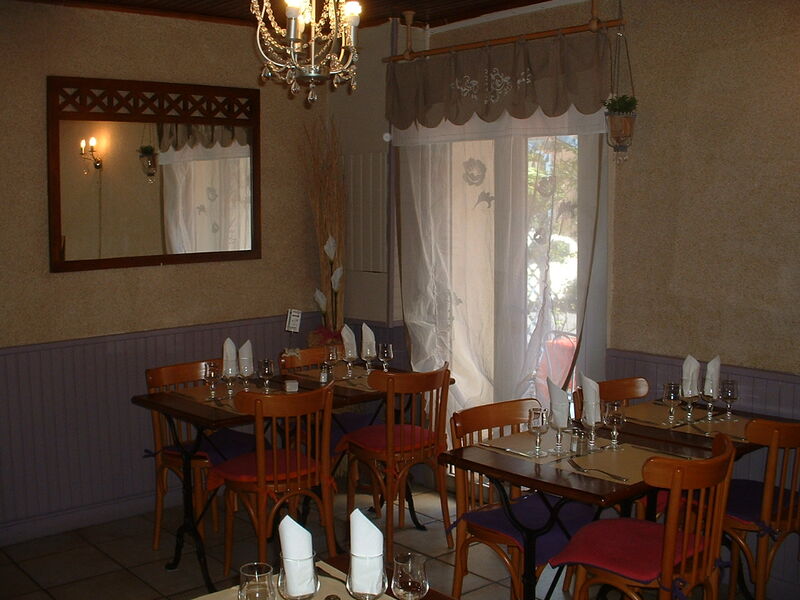 Salle de restaurant dressée
